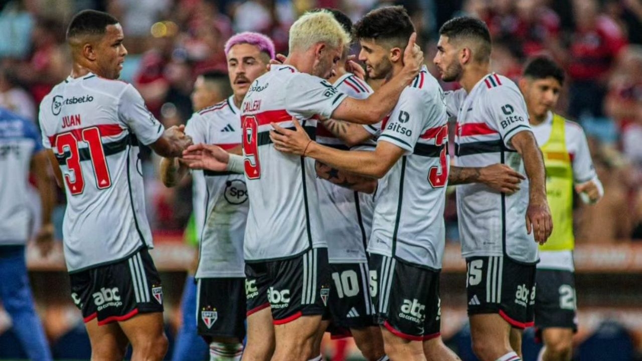 São Paulo vence Flamengo e da passo importante para título inédito