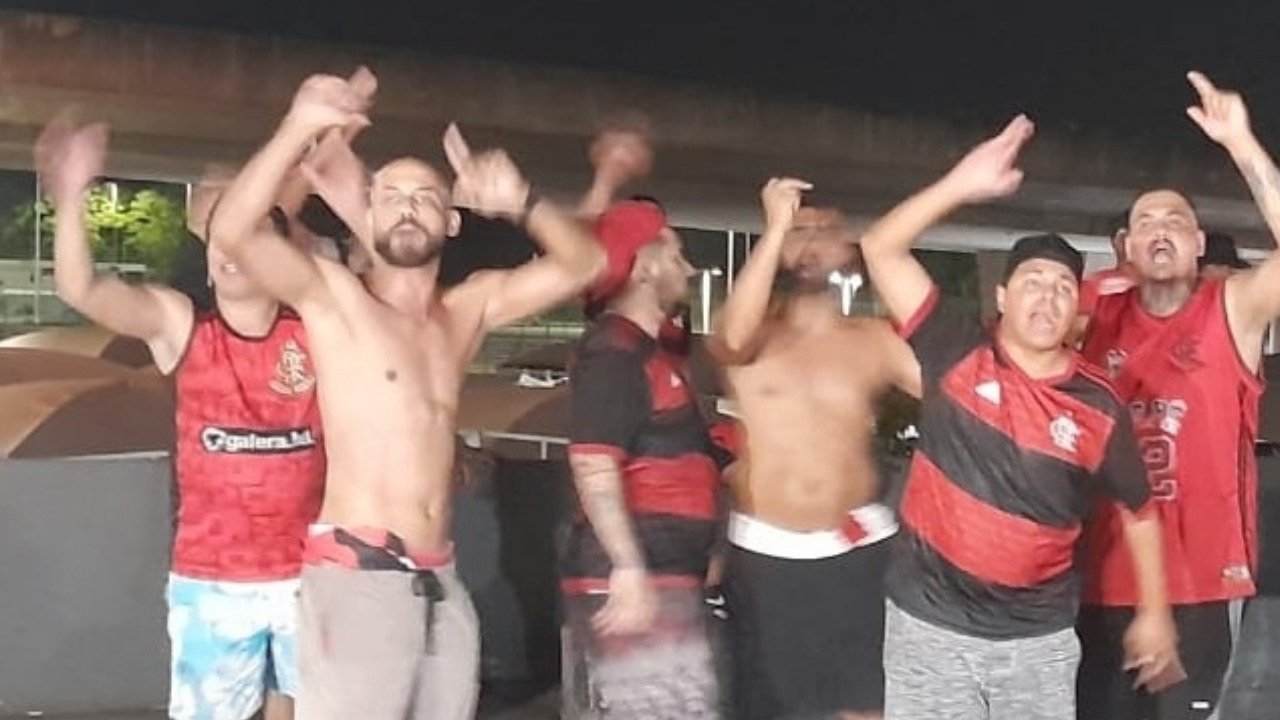 Torcedores do Flamengo vão até o aeroporto criticar o elenco