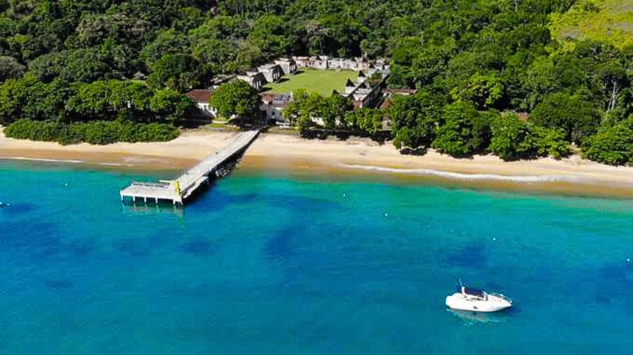 De prisão à ponto turístico: ilha prisional no litoral de SP agora conta com hostel e restaurante