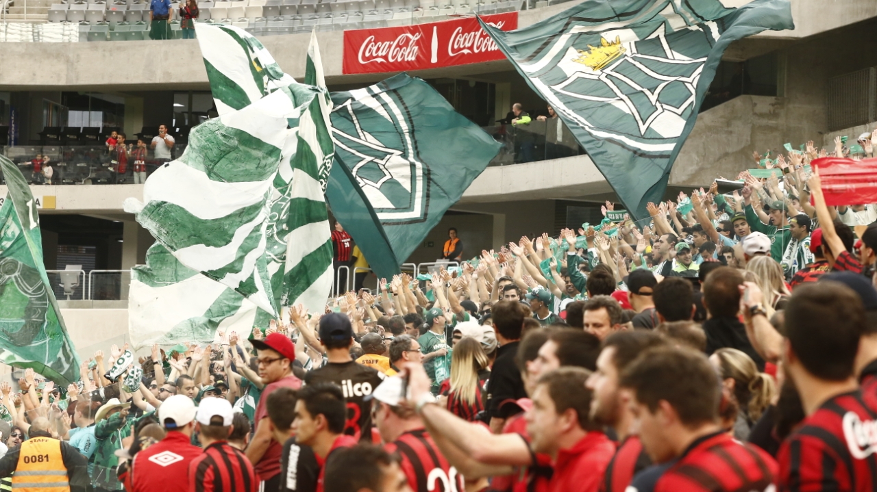 Briga entre torcedores do Coritiba e Athletico acaba com duas pessoas feridas e sete detidas