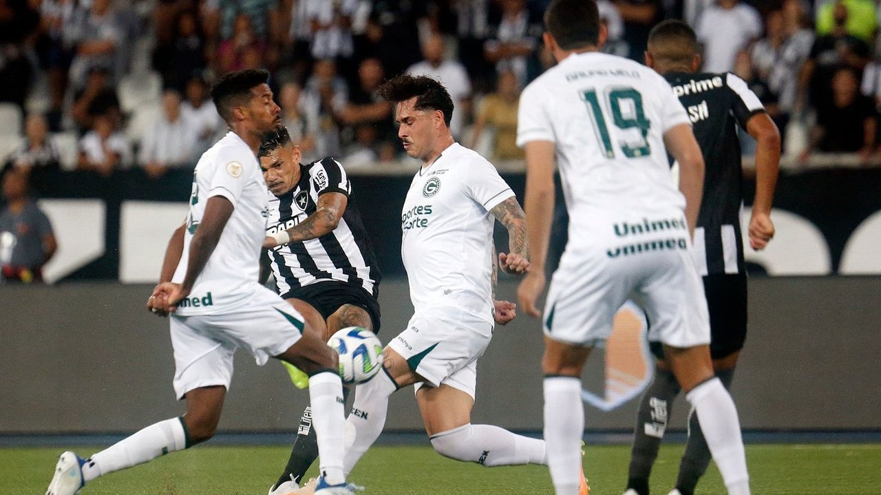 Botafogo empata com Goiás e se mantém na liderança do campeonato brasileiro