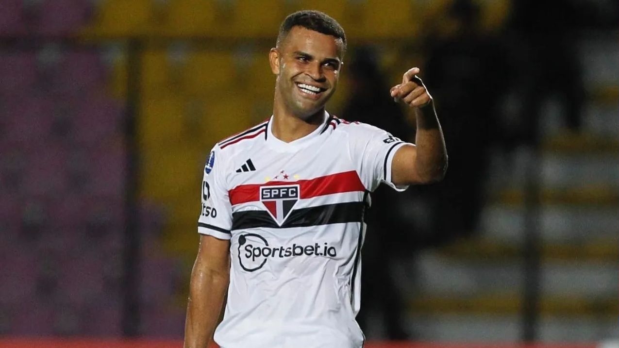 Alisson, do São Paulo, provoca Romero nas redes sociais após majestoso do último sábado