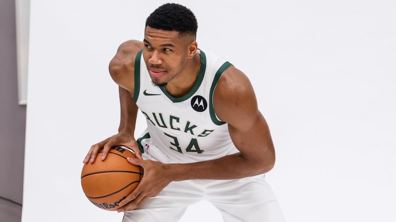 Giannis Antetokounmpo, estrela dos Bucks, anuncia que não planeja renovar contrato