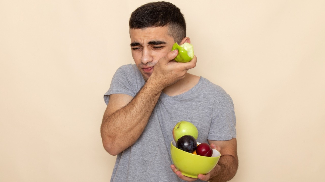 Consumir alimentos certos é importante para manter uma boa saúde dentária