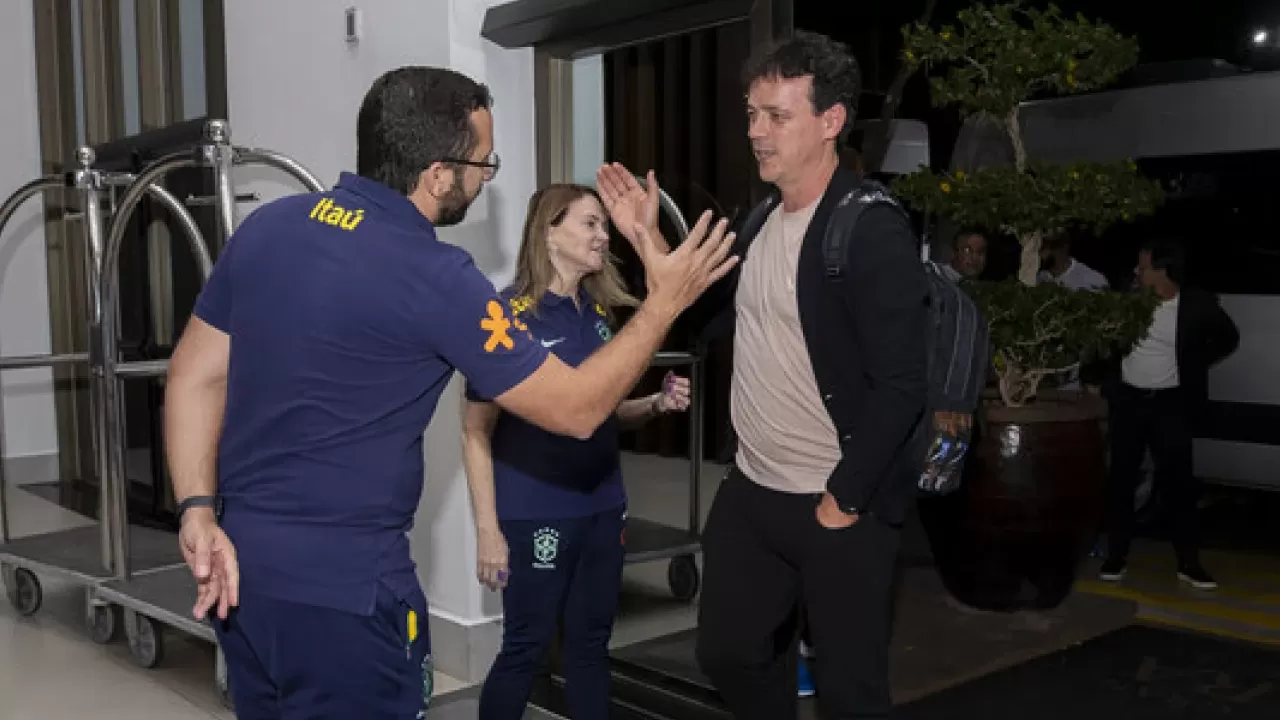 Fernando Diniz chega em Cuiabá e explica as novas convocações