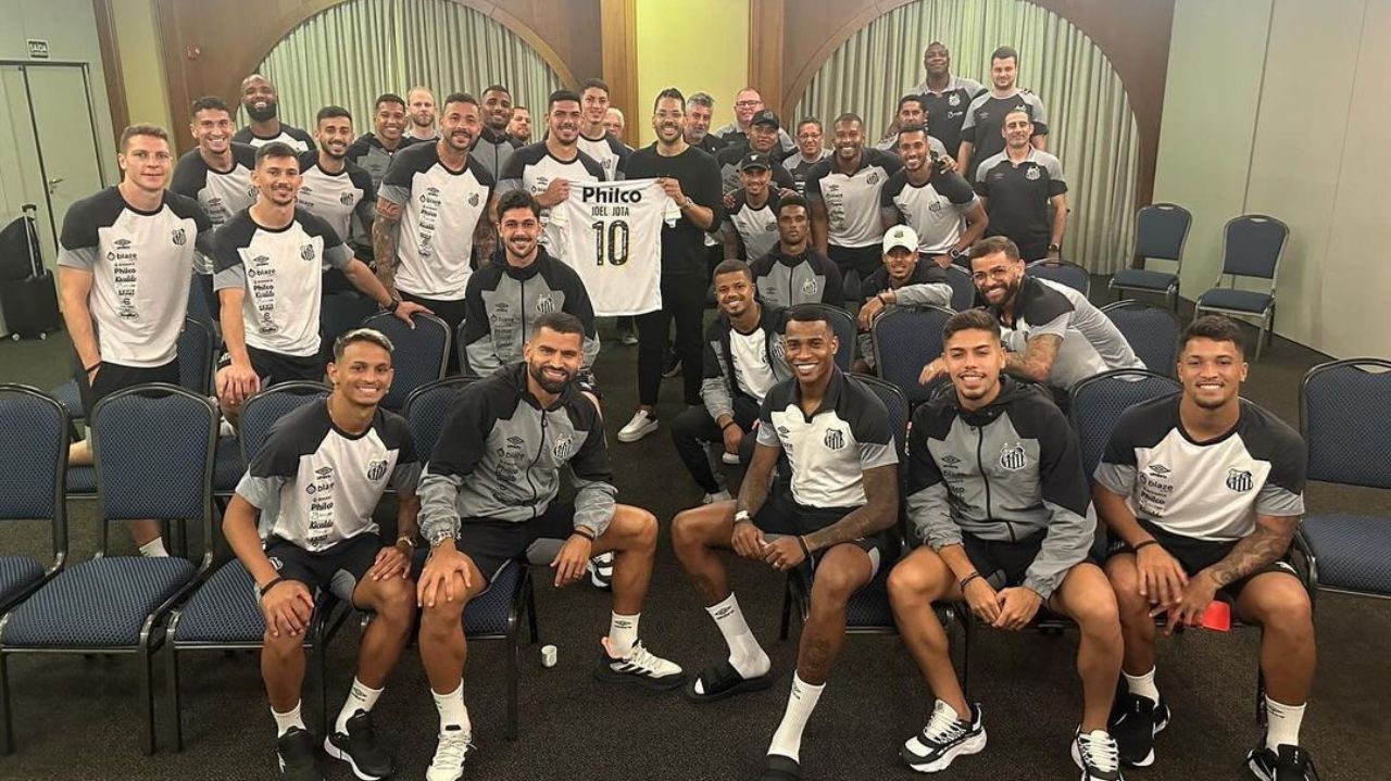 Joel Jota palestra para o Santos antes da vitória contra o Palmeiras