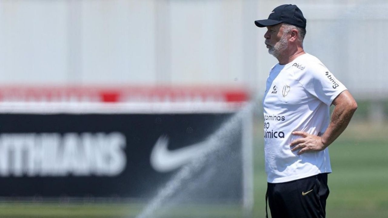 Corinthians inicia a semana com aprimoramento da posse de bola e táticas ofensivas