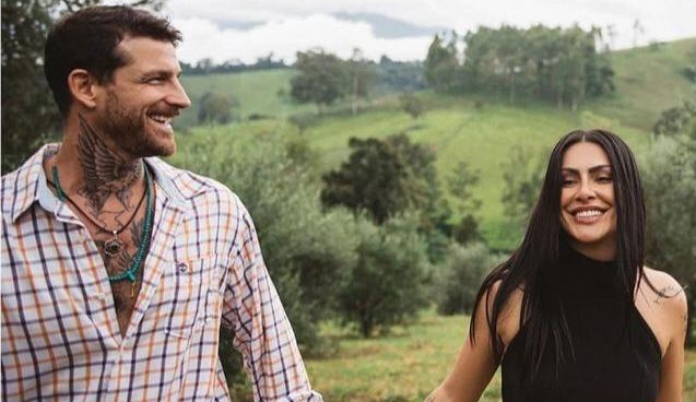 Cleo se casa de preto fugindo da tradição