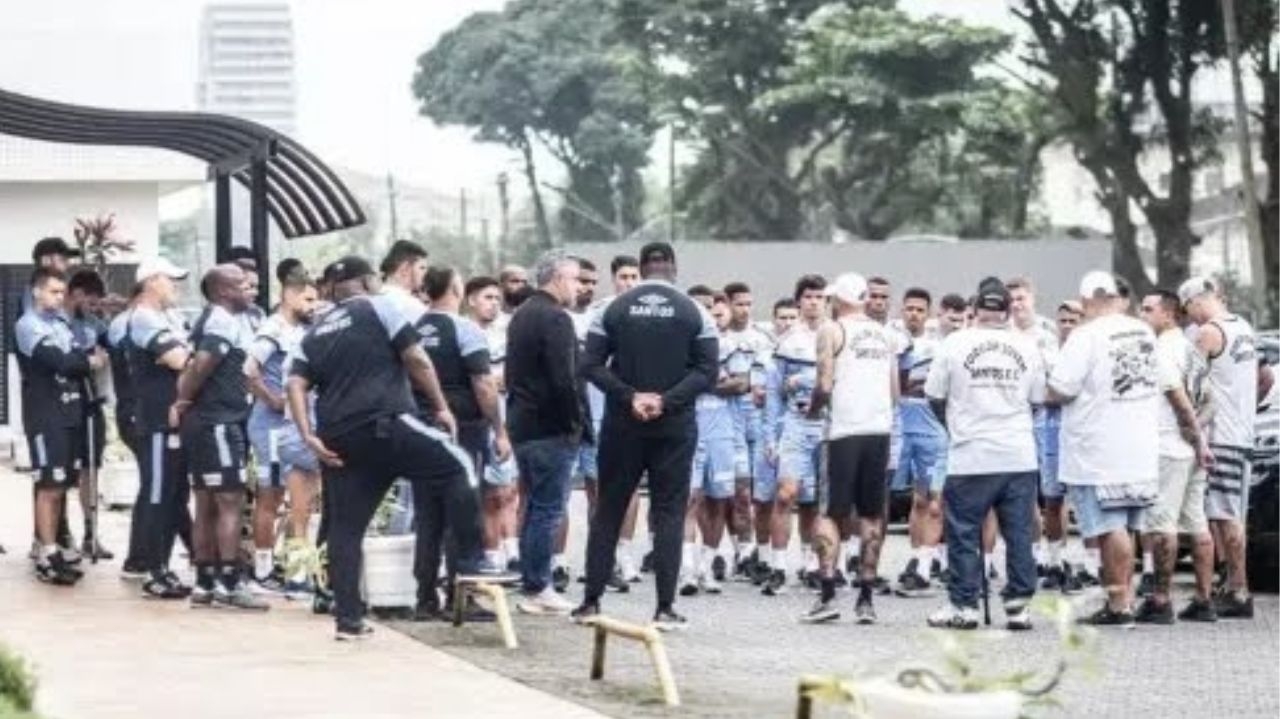 Torcida Jovem do Santos visita CT Rei Pelé para conversa com o elenco após resultado vexatório