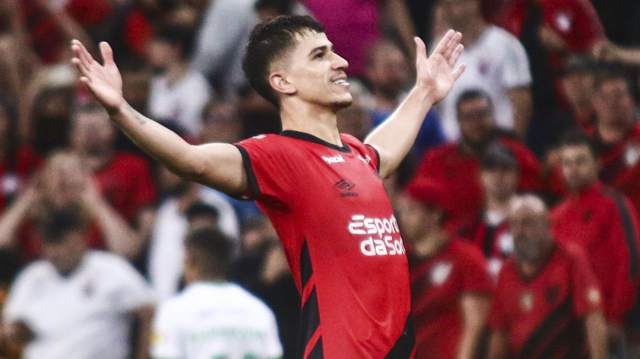 Athletico começa atrás, mas vence o América Mineiro e segue perto do G4