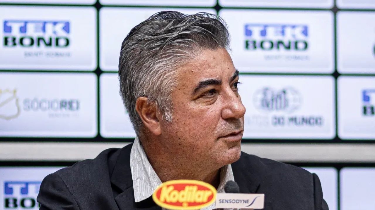 Alexandre Gallo reclama da arbitragem na partida entre Santos e Coritiba, e afirma que tomará providência na CBF