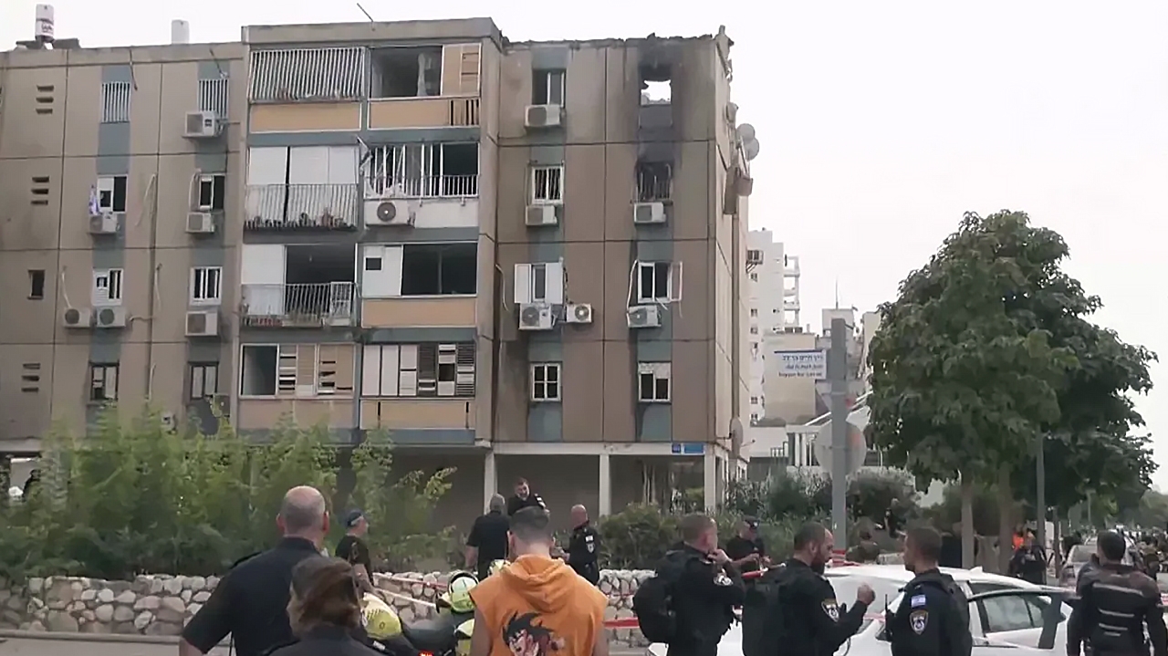 Ataque aéreo do grupo terrorista Hamas atinge prédio em Tel Aviv e deixa três feridos