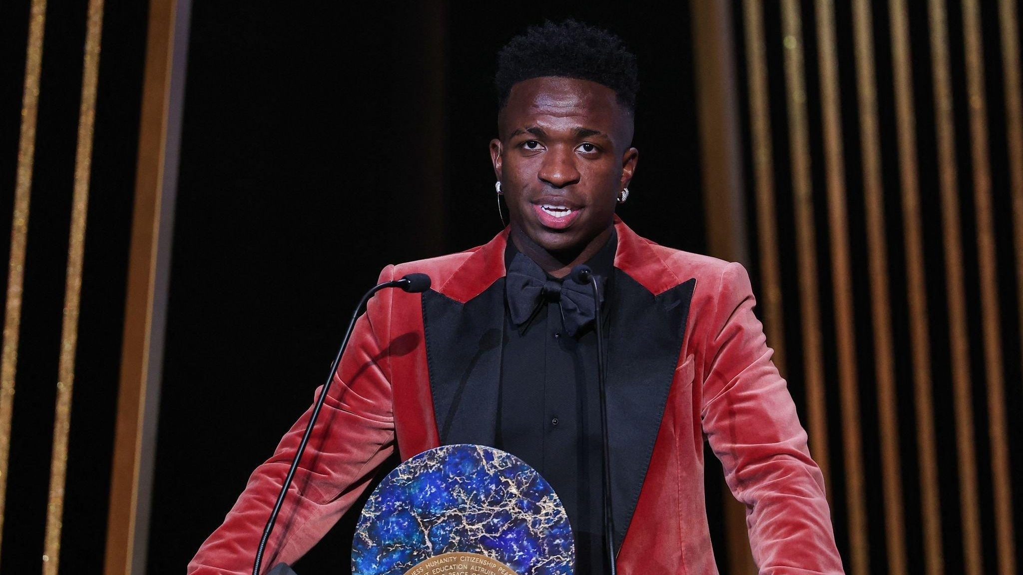 Vinícius Júnior vence o Prêmio Sócrates com seu instituto pela luta contra o racismo