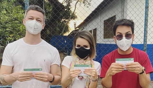 Sandy,Junior e Lucas se vacinam juntos