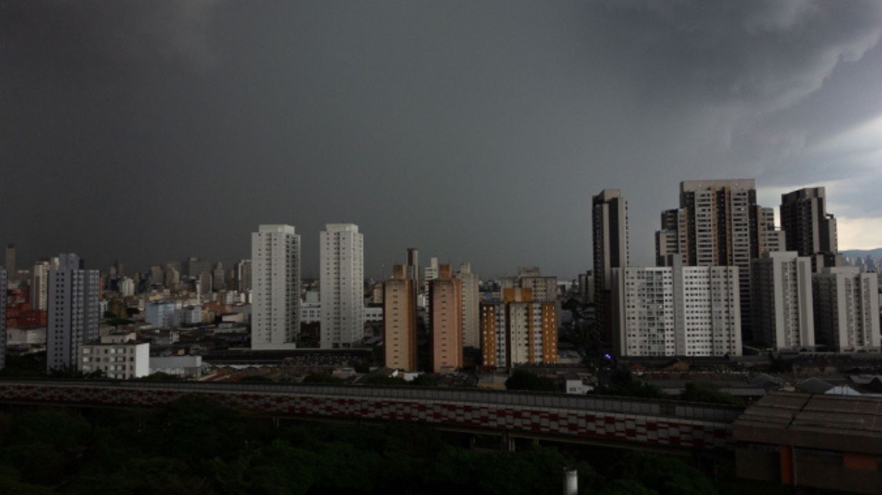 Moradores da Zona Sul de São Paulo interditam vias após 4 dias sem energia