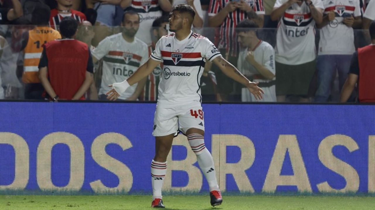 São Paulo vence Bragantino na Vila Belmiro e atrapalha rival na luta pela liderança