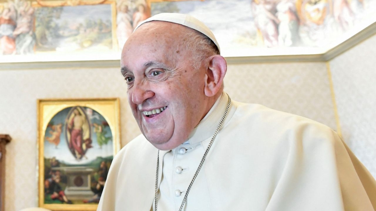 Vaticano permite que pessoas transgêneros sejam batizadas na Igreja Católica