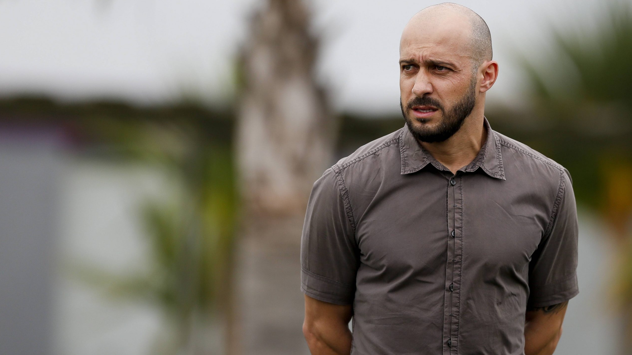 Gerente de futebol do Corinthians tenta invadir a sala do VAR durante jogo contra Grêmio