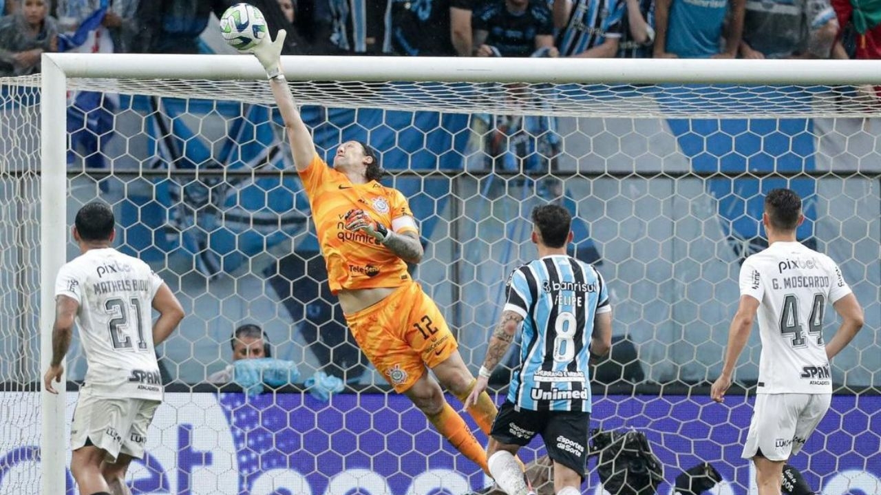 Cássio deixa jogo devido a problema no joelho após partida contra o Grêmio