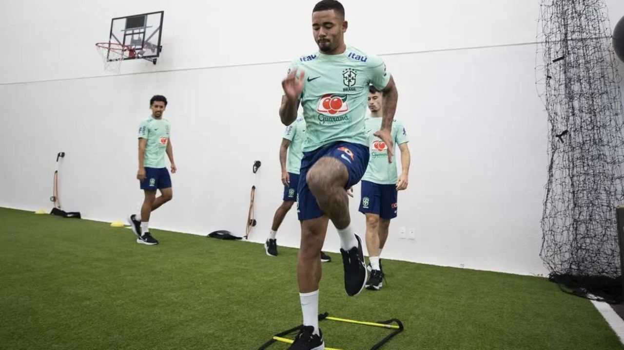 Gabriel Jesus volta a treinar e deve ser titular contra a Argentina