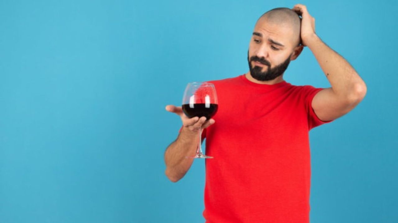 Estudo dos EUA pesquisa sobre o motivo da dor de cabeça após beber vinho tinto