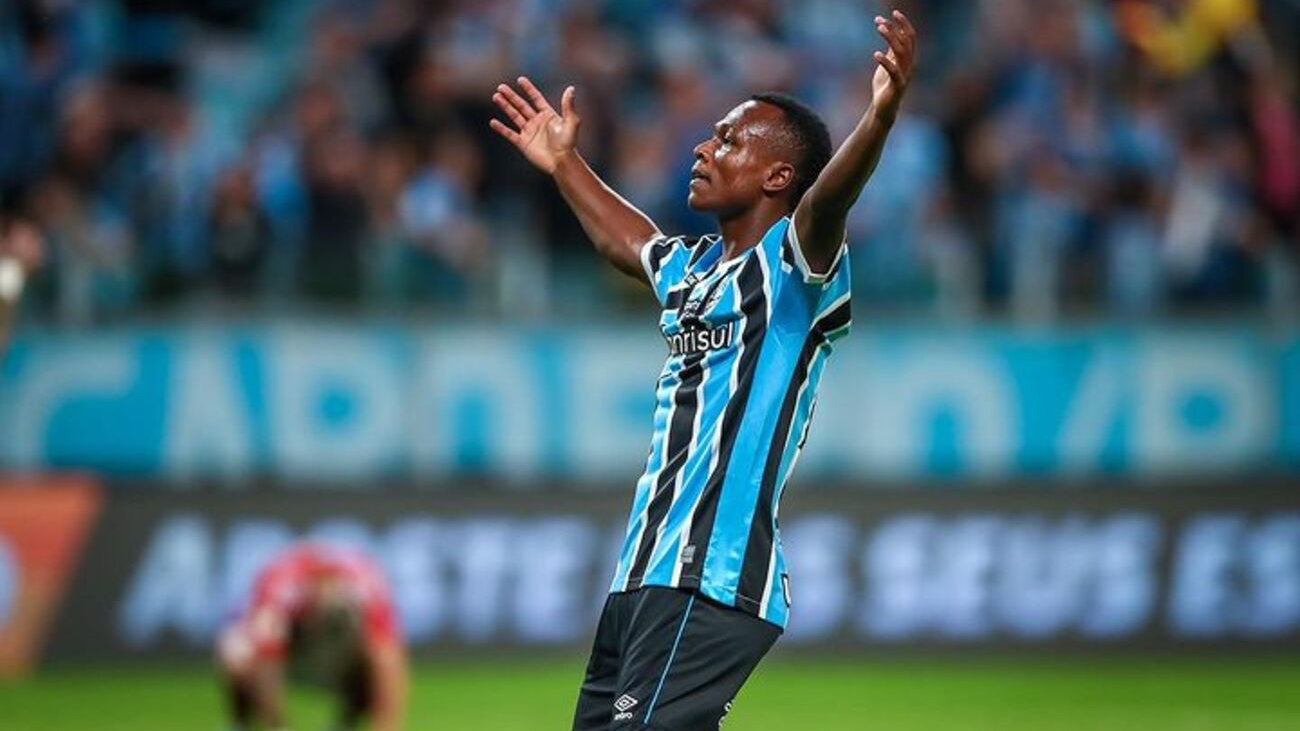 Promessa para as próximas Copas do Mundo é oficializada no elenco principal do Grêmio