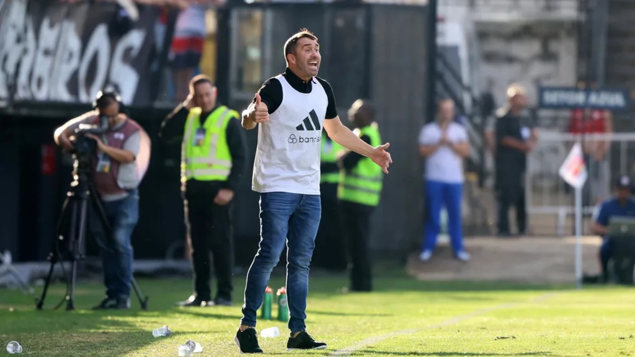 Técnico do Inter, Eduardo Coudet, critica futebol brasileiro: “campo ruim e jogadores cansados”