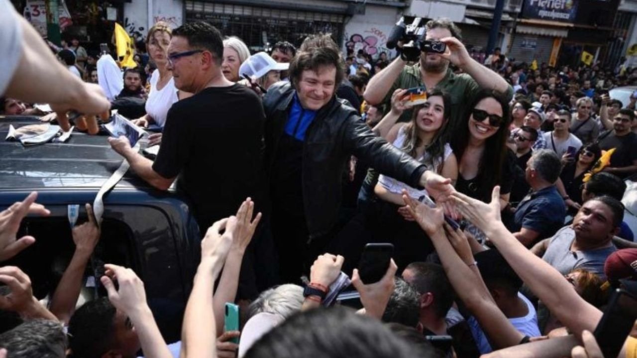 Milei assume presidência da Argentina neste domingo, levantando questionamentos sobre futuro mandato