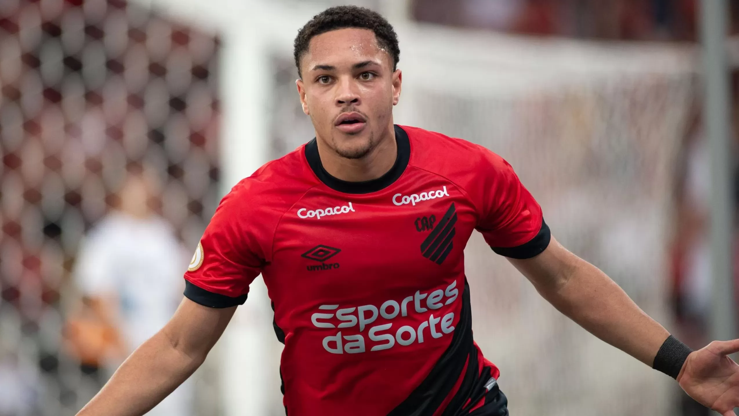 Vitor Roque participa de sua última entrevista como jogador do Athletico-PR