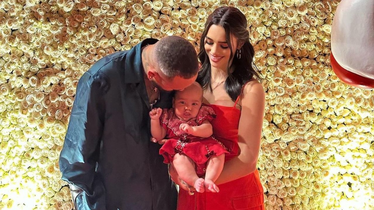 Bruna Biancardi compartilha momento com a filha, Mavie, enquanto Neymar curte cruzeiro