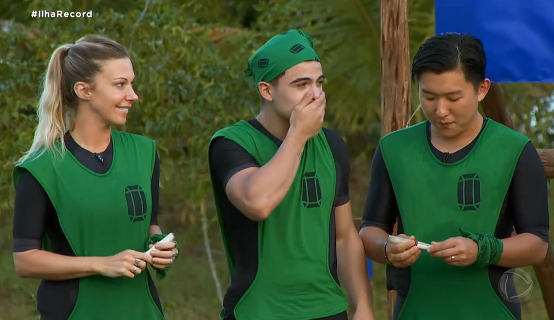 Ilha Record: Thomaz presenteia Pyong e Antonela com pedaços do mapa