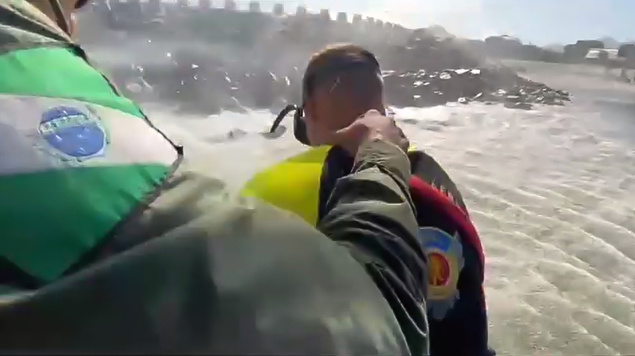 Bombeiros do Paraná resgatam adolescente vítima de afogamento em Matinhos