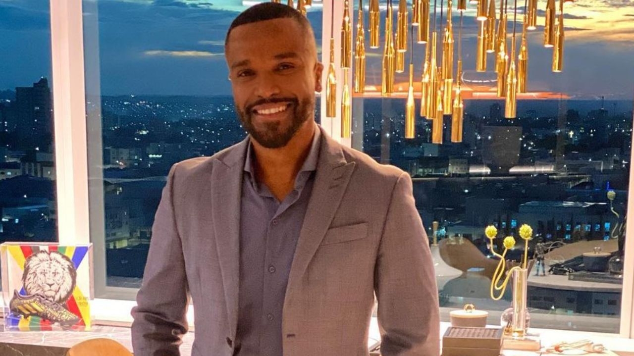 Show de Alexandre Pires em cruzeiro é cancelado após homem cair no mar