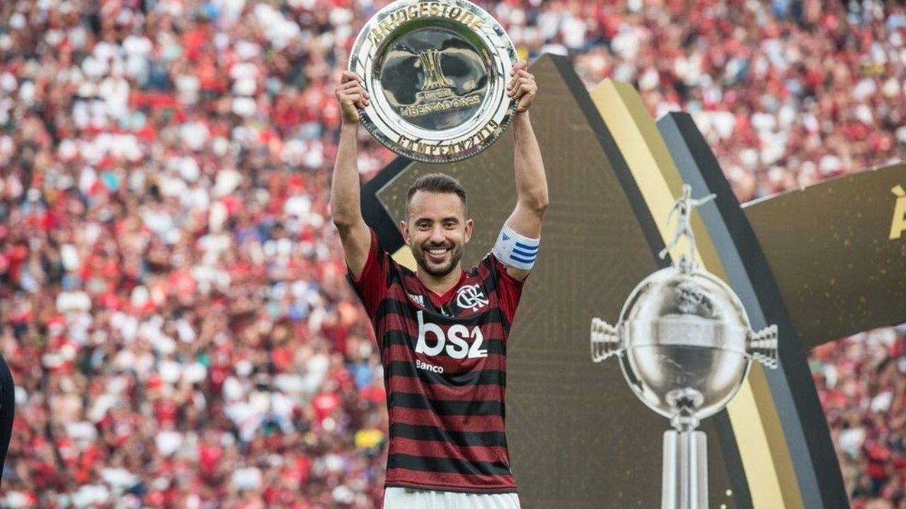 Bahia acerta a contratação do meia Everton Ribeiro, ex jogador do Flamengo