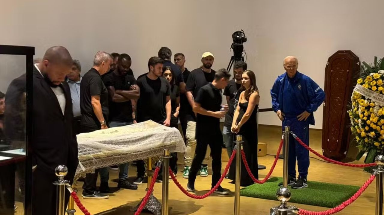 Velório de Zagallo ocorre na CBF, próximo à sua estátua e às taças conquistadas nas Copas