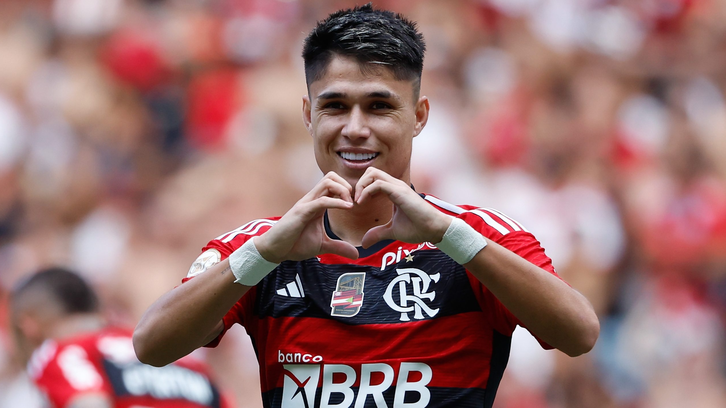 Camisa 7 do Flamengo é repassada para o atacante Luiz Araújo