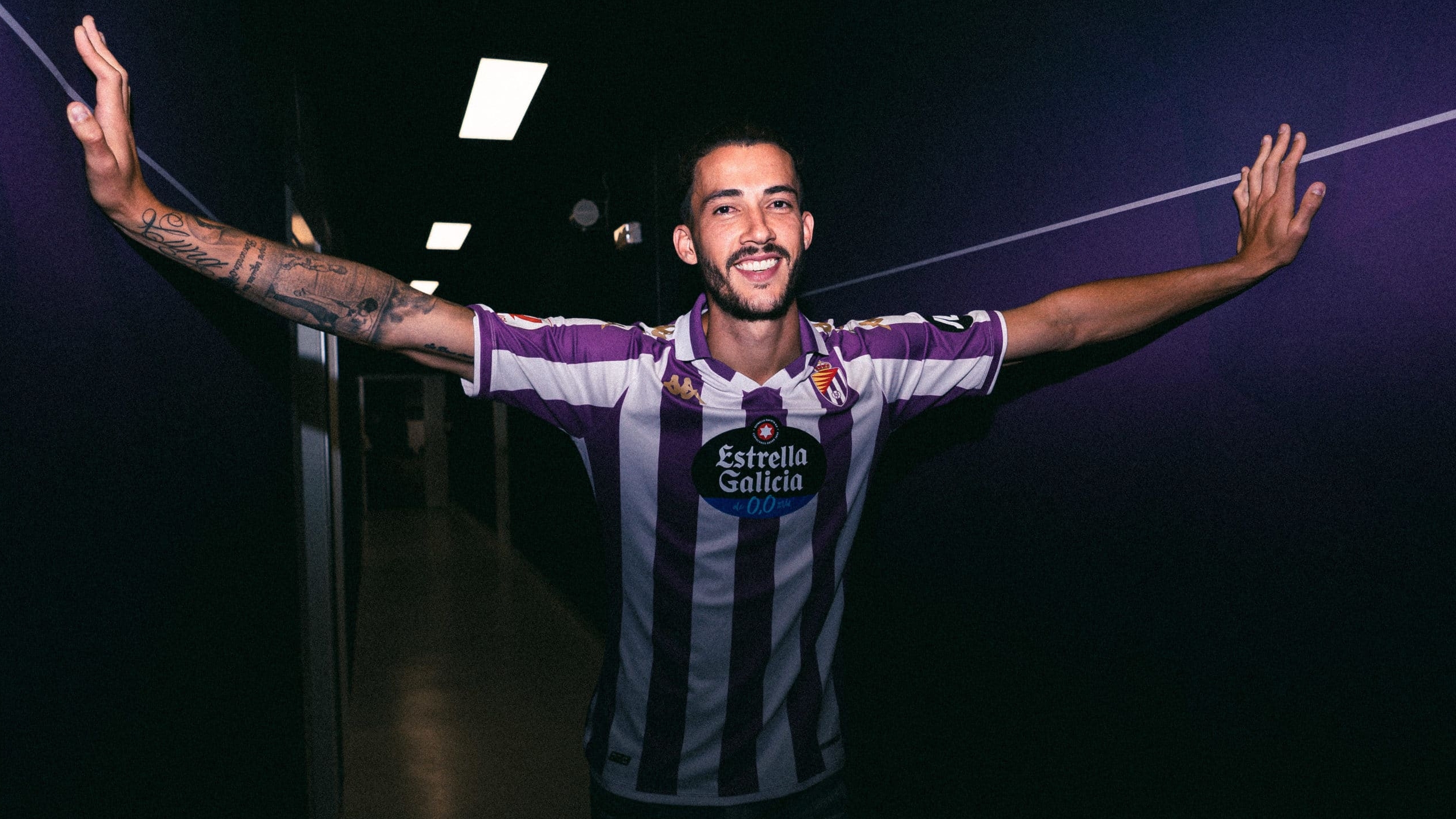 Gustavo Henrique chega ao Brasil e visita o CT do Corinthians