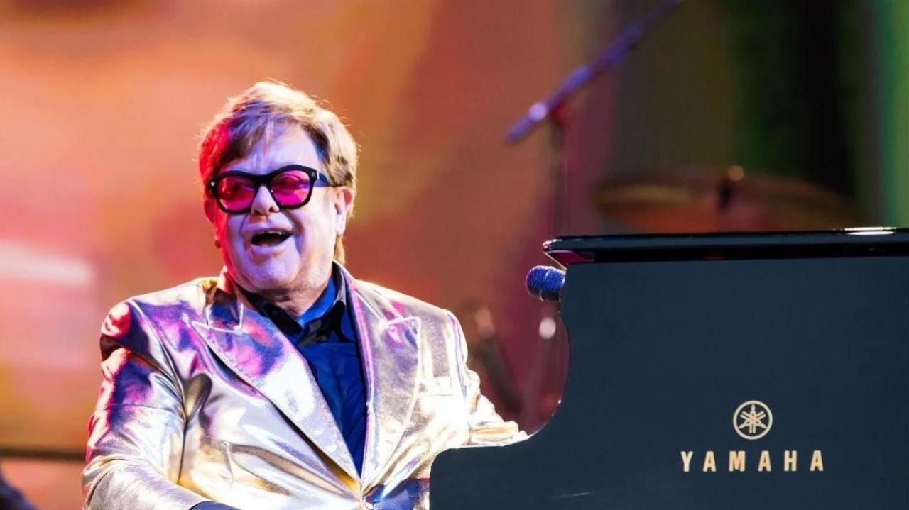 Elton John leiloa itens pessoais e espera ganhar R$ 50 milhões