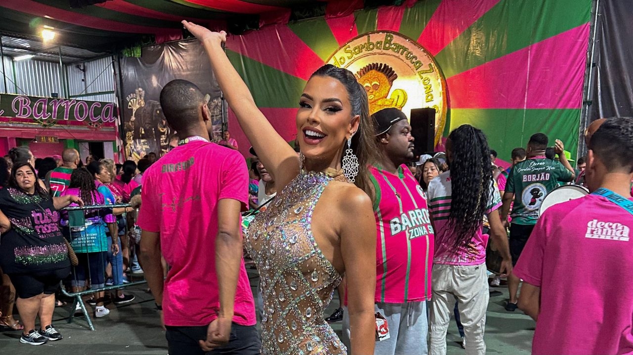 Ivy Moraes brilha em ensaio de carnaval com look cheio de transparências