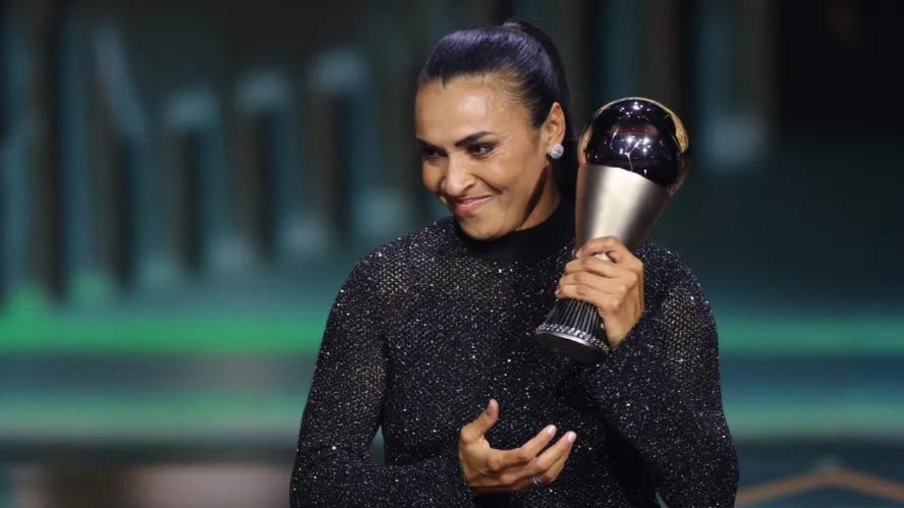 Marta recebe homenagem da Fifa na cerimônia The Best