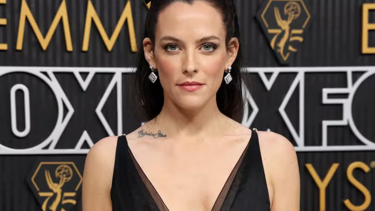 Riley Keough comparece ao Emmy Awards 2023 com look Chanel
