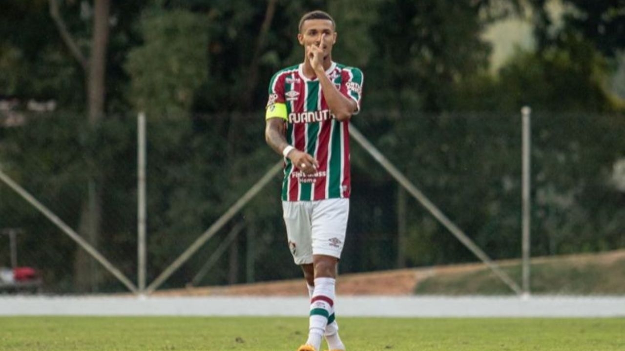 Rangers negocia contratação do lateral Jefté do Fluminense