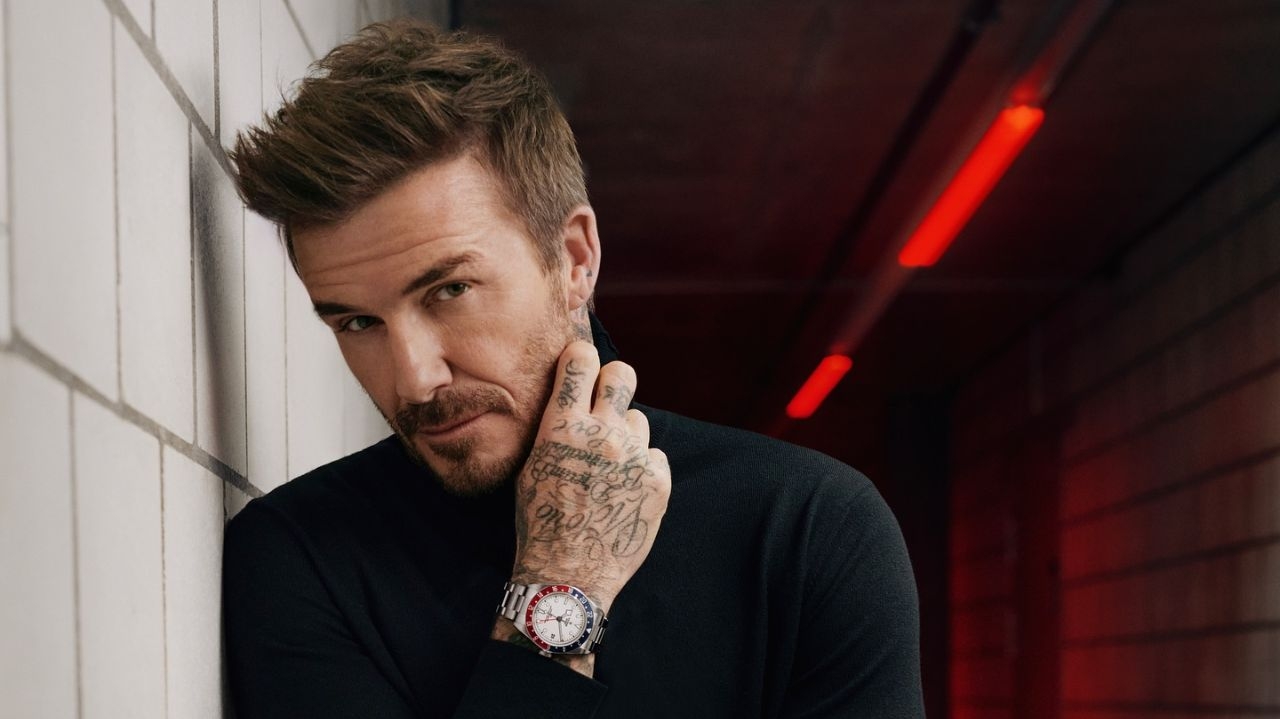 David Beckham é visto com o punho direito imobilizado durante jantar