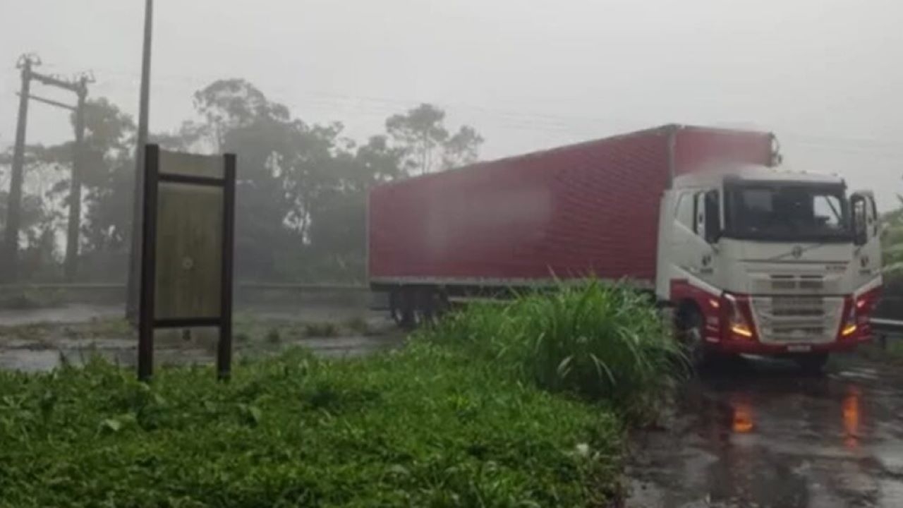 Criminosos bloqueiam estrada no Litoral de São Paulo e roubam carga