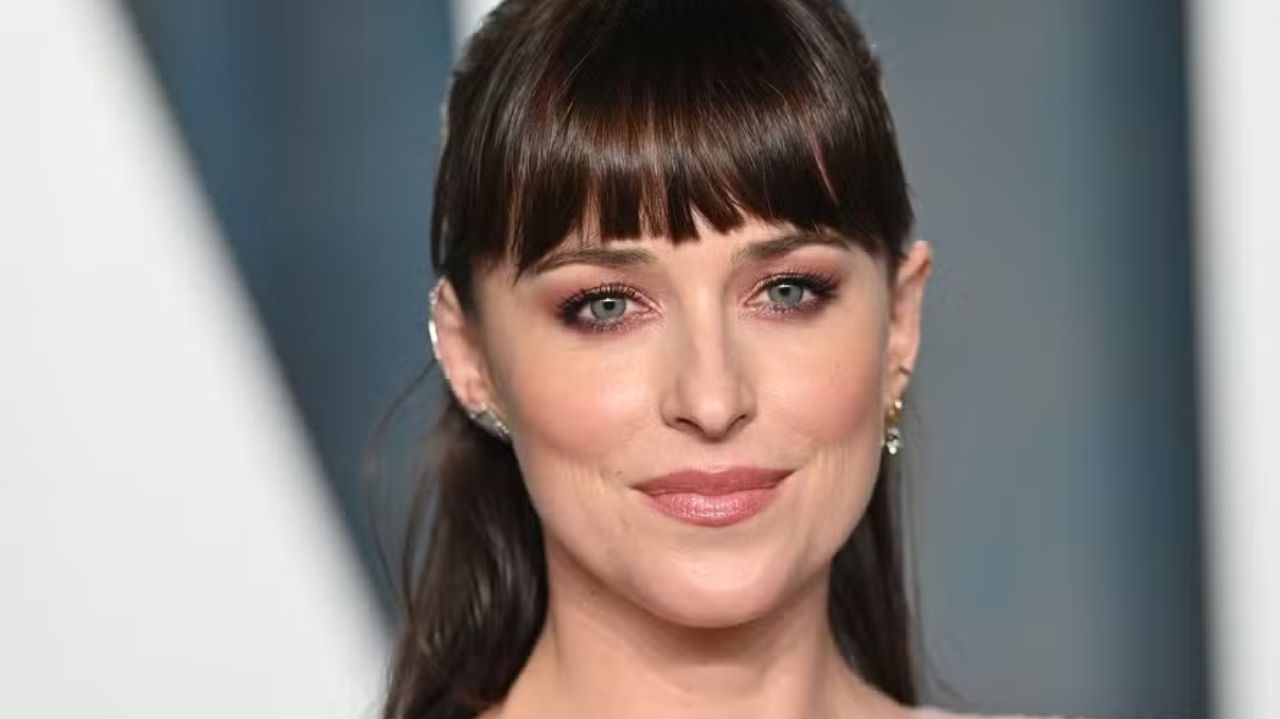 Dakota Johnson é esperada para o Baile da Vogue Brasil