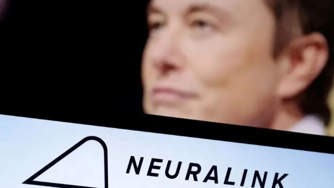Elon Musk anuncia primeiro uso de chip cerebral da Neuralink em um ser humano