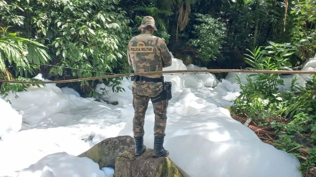 Caminhão desgovernado causa acidente ambiental e deixa 75% de Joinville sem água