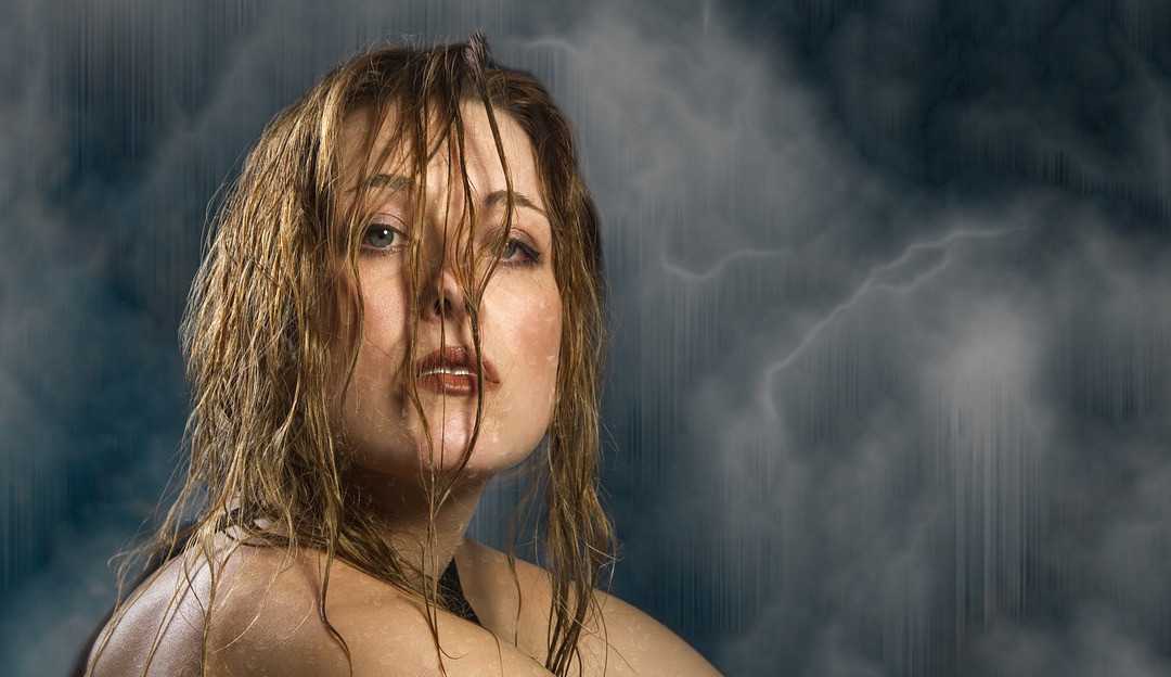 Os males de dormir com os cabelos molhados