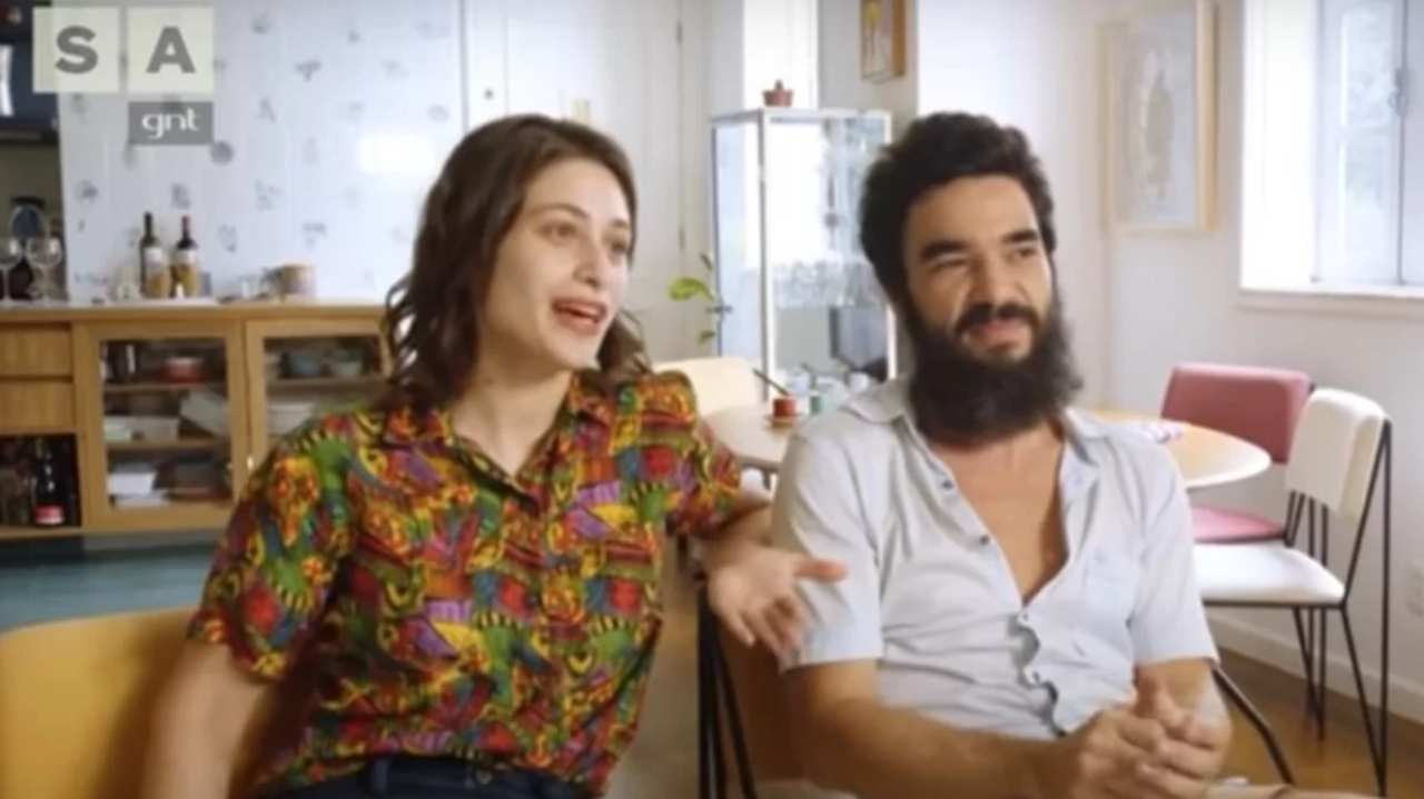 Luisa Arraes é vista na troca de beijos com o filho de Cássia Eller