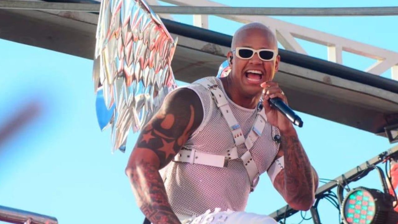 Em nova fase na carreira, Leo Santana agita a multidão com look futurista